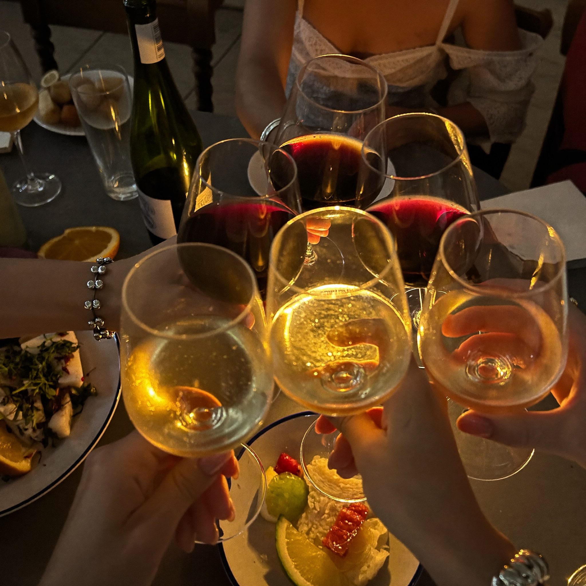 Mâini ridicând pahare într-un toast de sărbătoare